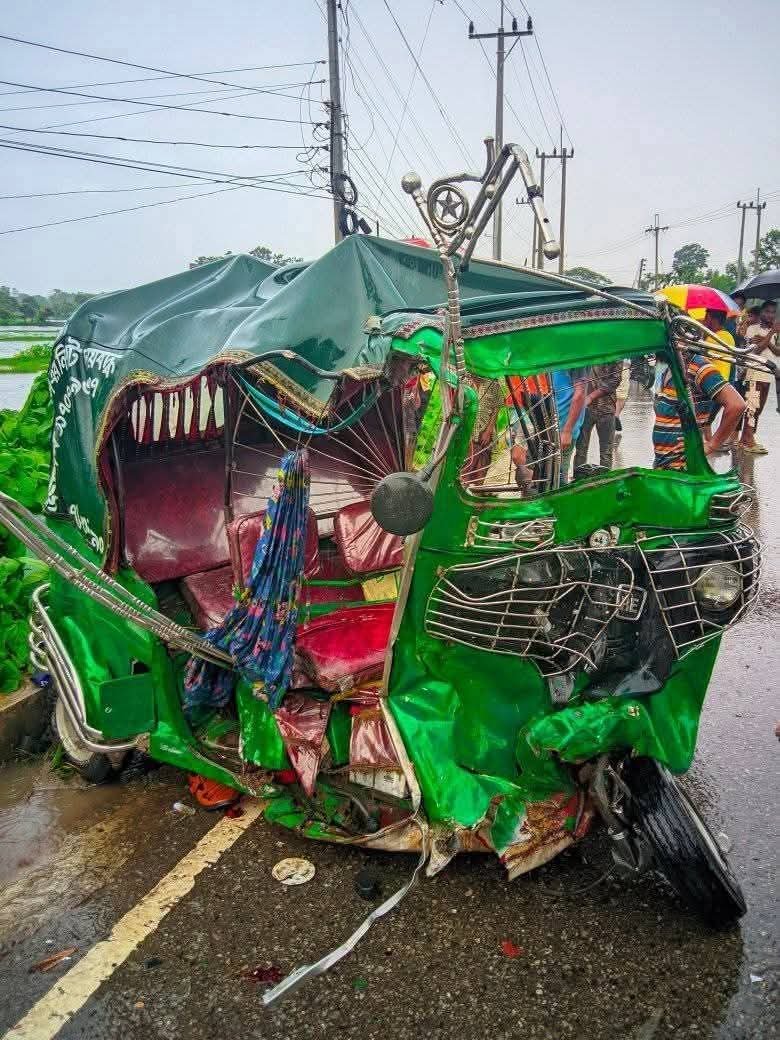 ময়মনসিংহে অ্যাম্বুলেন্স-অটোরিকশা সংঘর্ষে নিহত ২, আহত ৪