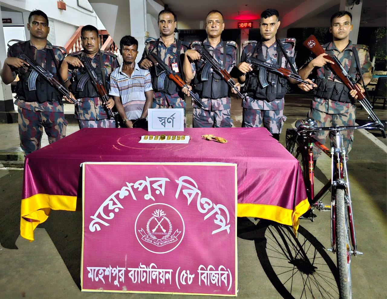 চুয়াডাঙ্গার জীবননগরে ১ কেজি স্বর্ণসহ পাচারকারী আটক
