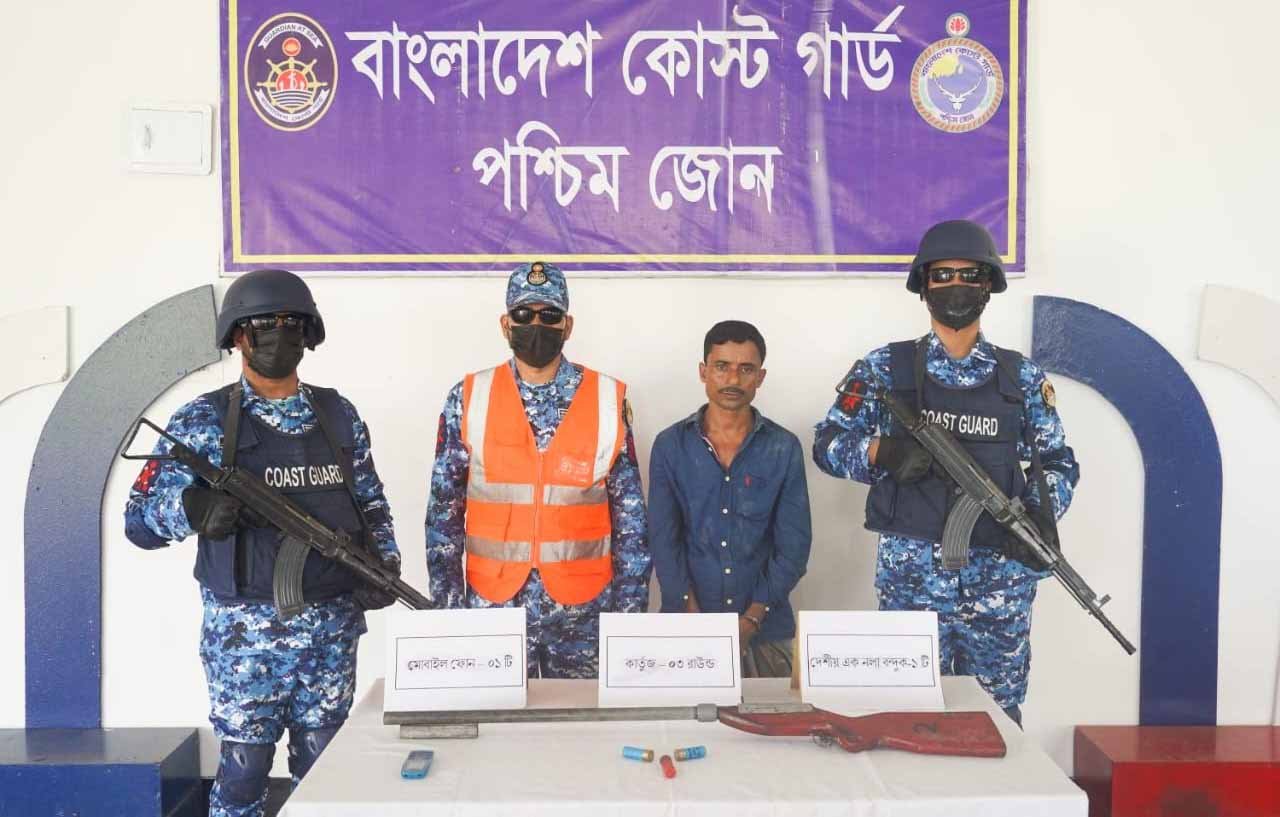 সুন্দরবন থেকে অস্ত্র-গোলাবারুদসহ করিম শরীফ বাহিনীর সদস্য আটক