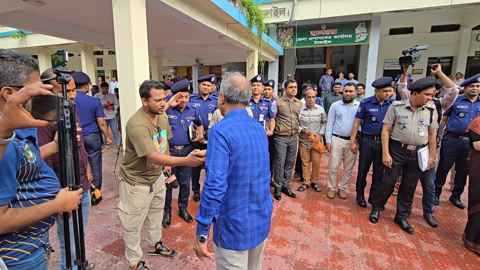 জনগণের পুলিশ হতে পারলেই পুলিশের কলঙ্ক মুছে যাবে টাঙ্গাইলে স্বরাষ্ট্র উপদেষ্টা জাহাঙ্গীর আলম চৌধুরী