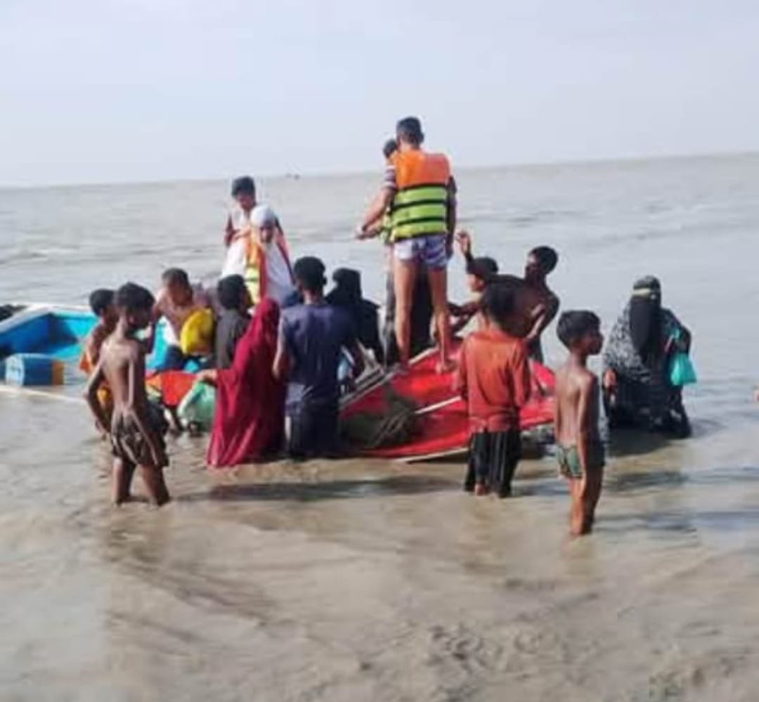 নোয়াখালীতে মেঘনায় যাত্রীবাহী স্পিডবোট ডুবি, অল্পের জন্য রক্ষা পেল ২৮ জন