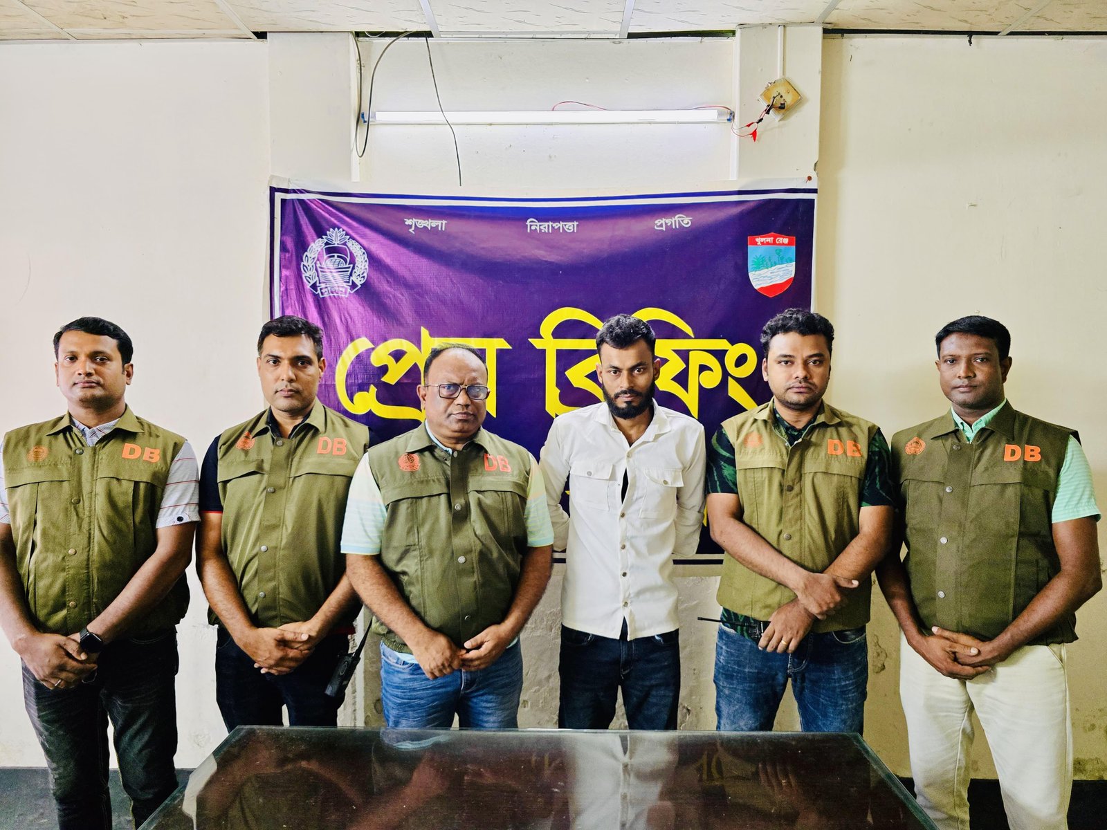 যশোরে ২৪ মামলার শীর্ষ সন্ত্রাসী ডলার ডিবি'র হাতে গ্রেফতার