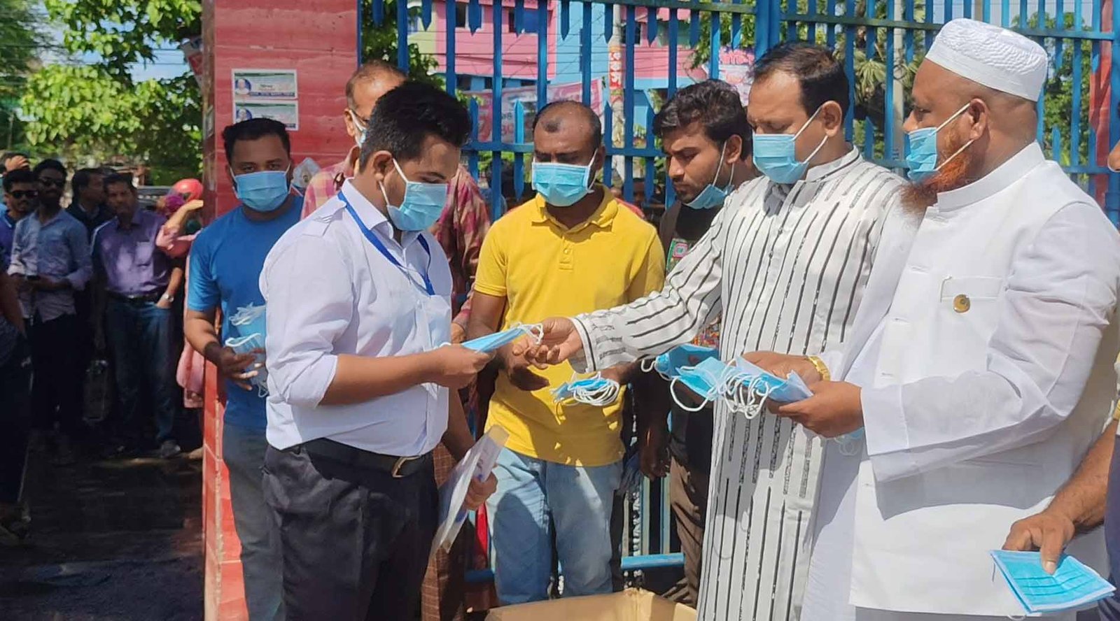 বাগেরহাটে শান্তিপূর্ণভাবে এইসএসসি পরীক্ষা শুরু, কেন্দ্রে কেন্দ্রে মাস্ক বিতরণ