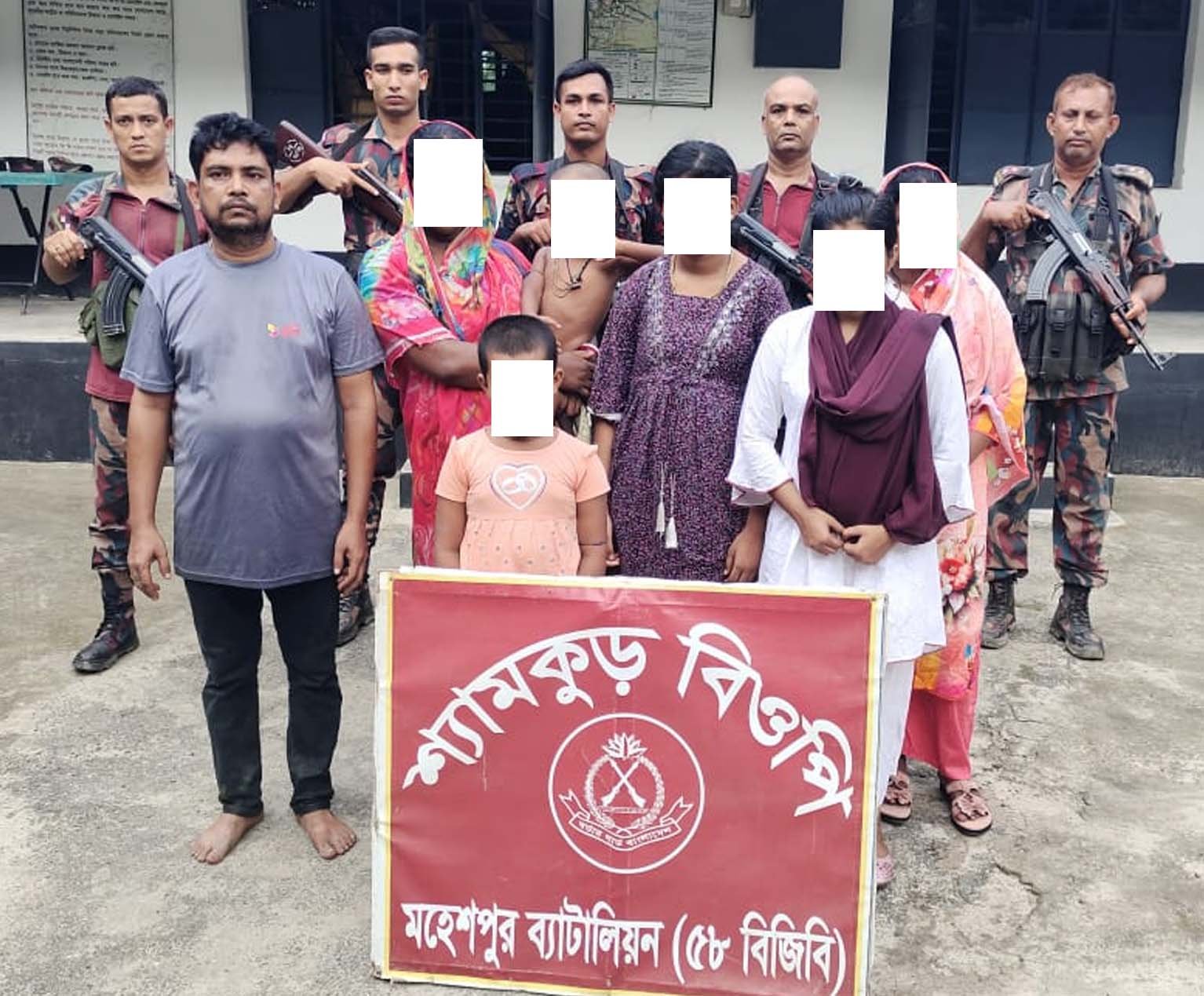 ঝিনাইদহের মহেশপুর সীমান্তে নারী ও শিশু সহ ১৩ জনকে আটক করেছে বিজিবি