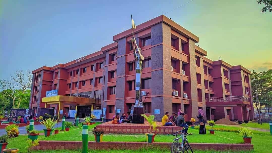 নারী শিক্ষার্থীকে হেনস্তার অভিযোগে পবিপ্রবির অধ্যাপক তিন বছরের জন্য অবনমিত
