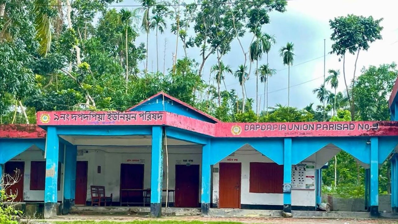 ইউনিয়ন বিএনপি সভাপতিকে ইউপি চেয়ারম্যান চাঁদা না দেওয়ায় পরিষদে আটদিন ধরে তালাবদ্ধ, সেবা থেকে বঞ্চিত হাজারো মানুষ
