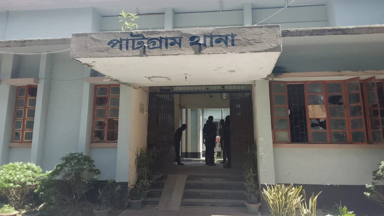 থানা ঘেরাও করে চাঁদাবাজদের ছিনিয়ে নিলো দুষ্কৃতিকারীরা