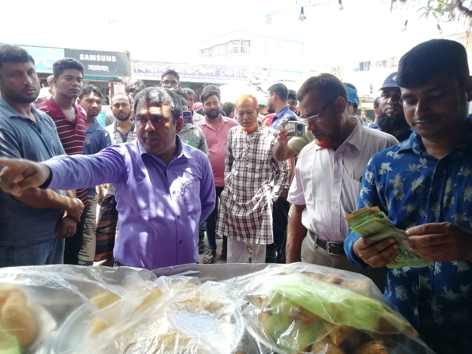 চুয়াডাঙ্গার বাজারে মিষ্টি ঔষুধ ব্যবসায়ীকে জরিমানা