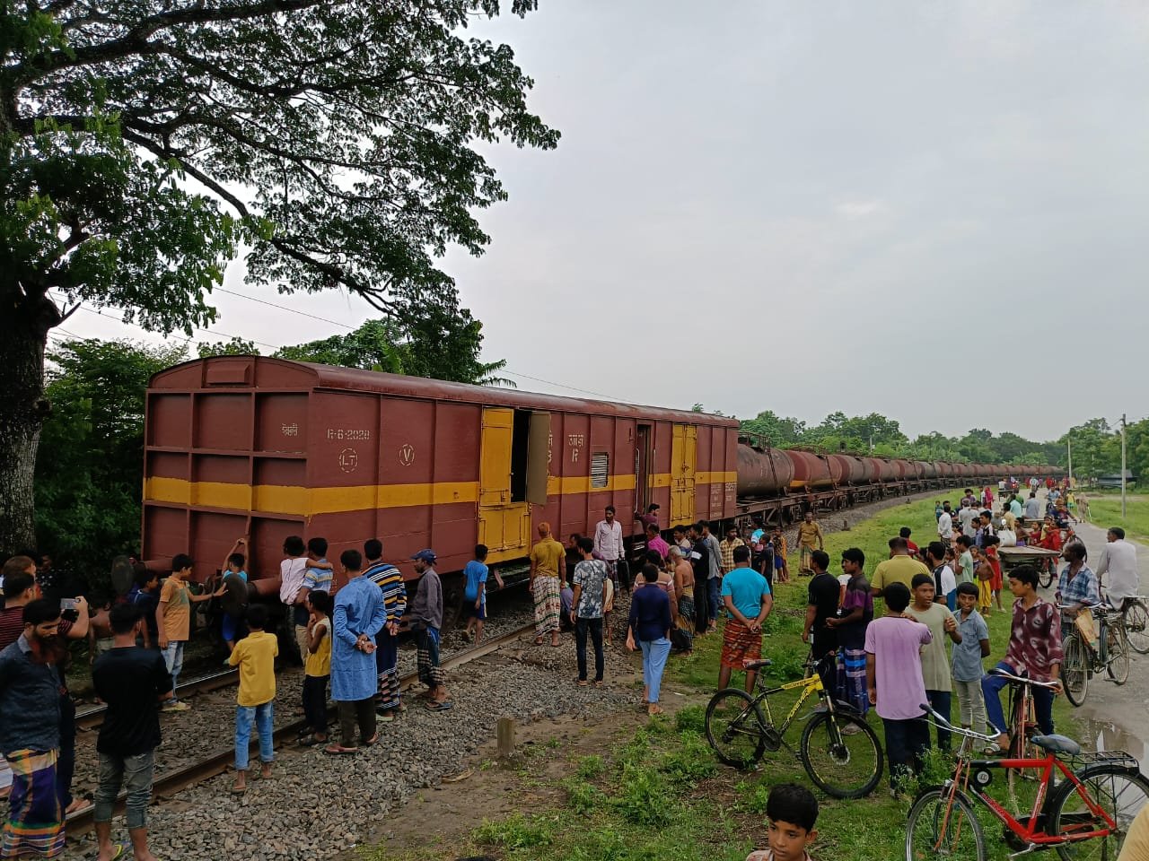 চুয়াডাঙ্গায় ট্রেনের বগি লাইনচ্যুত; খুলনার সাথে ঢাকার ট্রেন চলাচল বন্ধ