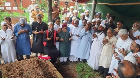 ‘আমার দেশ’ সম্পাদক মাহমুদুর রহমানের মায়ের দাফন সম্পন্ন