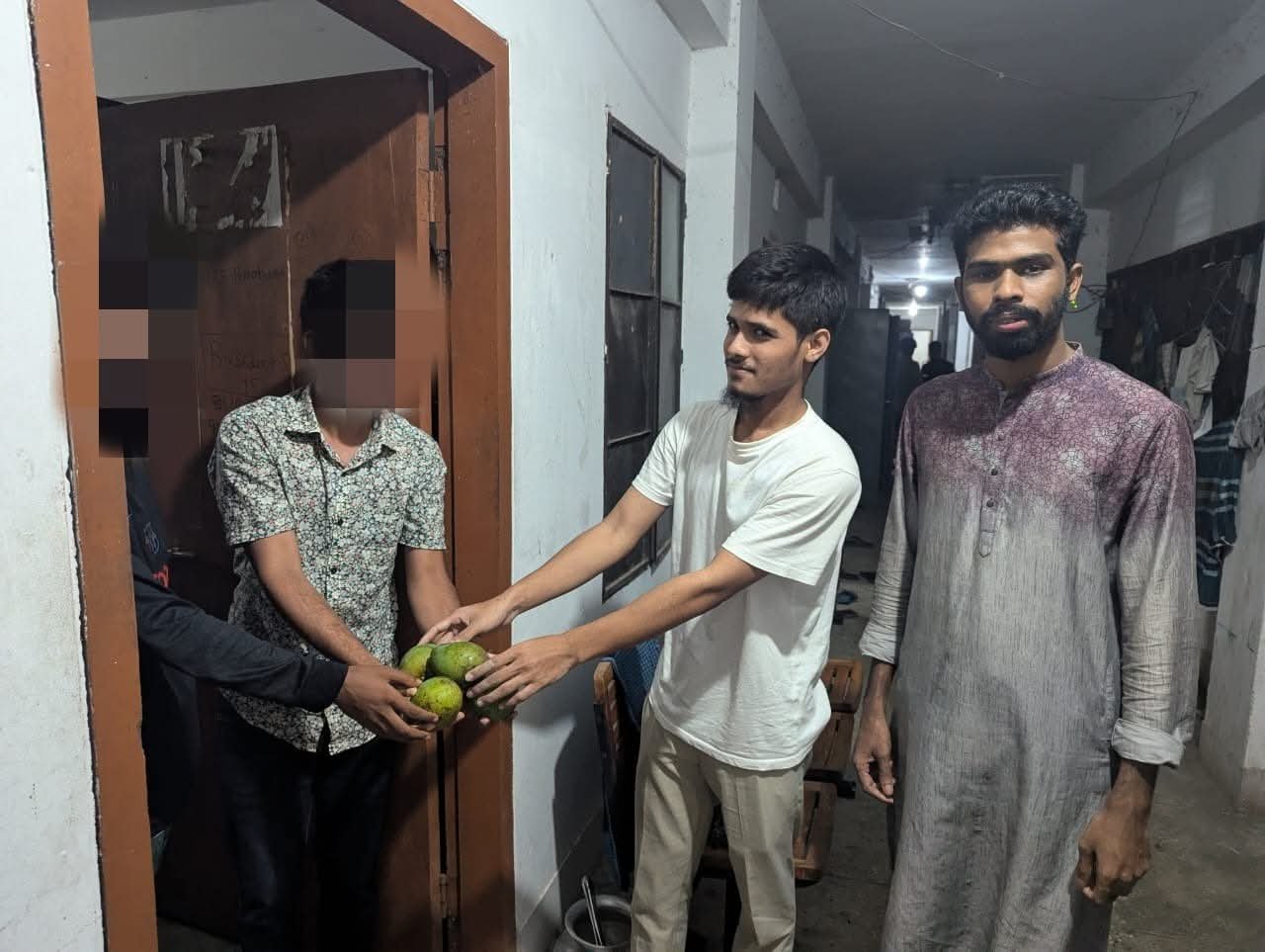 নোবিপ্রবিতে ছাত্রশিবিরের মৌসুমী ফল উপহার, প্রসংশায় শিক্ষার্থীরা