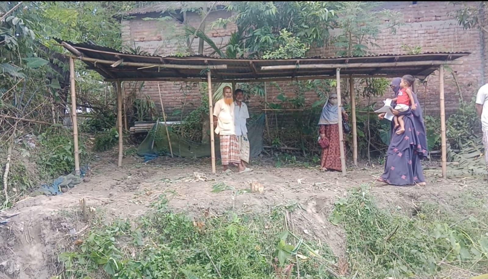 কালীগঞ্জে জমি নিয়ে চাচা ভাতিজার দ্বন্দ্ব, থানায় অভিযোগ