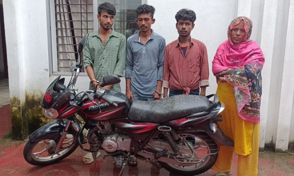 মহেশপুরে ব্যবসায়ীকে মারধর করে মোটরসাইকেল ছিনতাই, আটক-৪