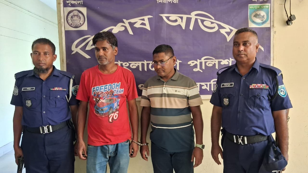 পুলিশের হাতে আটক ভুয়া মেজর