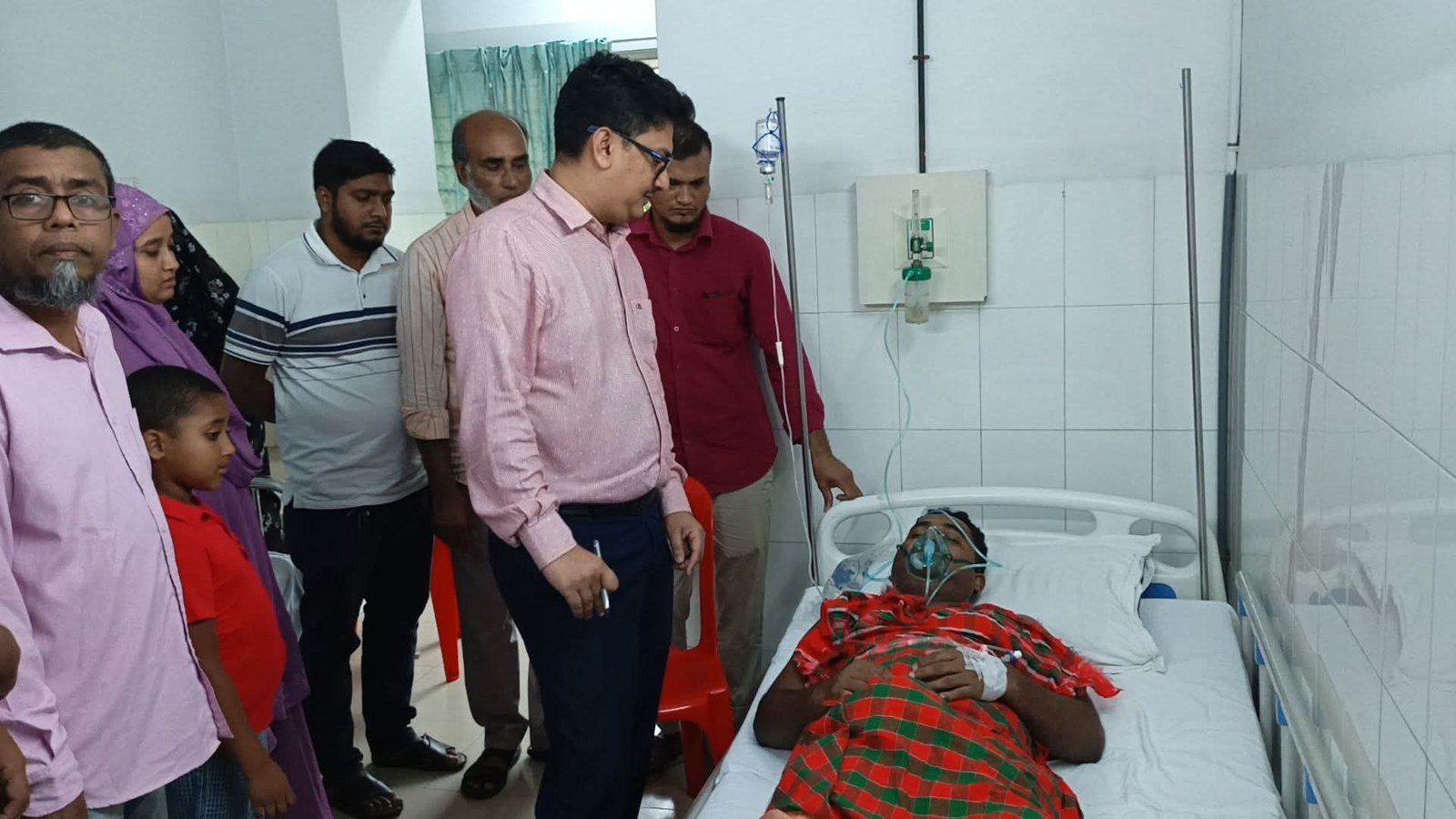 সাভারে সরকারি জমি উচ্ছেদের নোটিশ দিতে গিয়ে হামলার শিকার ভূমি কর্মকর্তা