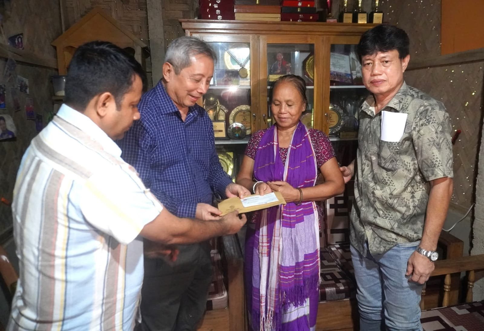 ঋতুপর্ণার ক্যান্সার আক্রান্ত মায়ের চিকিৎসায় রাঙামাটি জেলা পরিষদের ৩লাখ টাকা সহায়তা