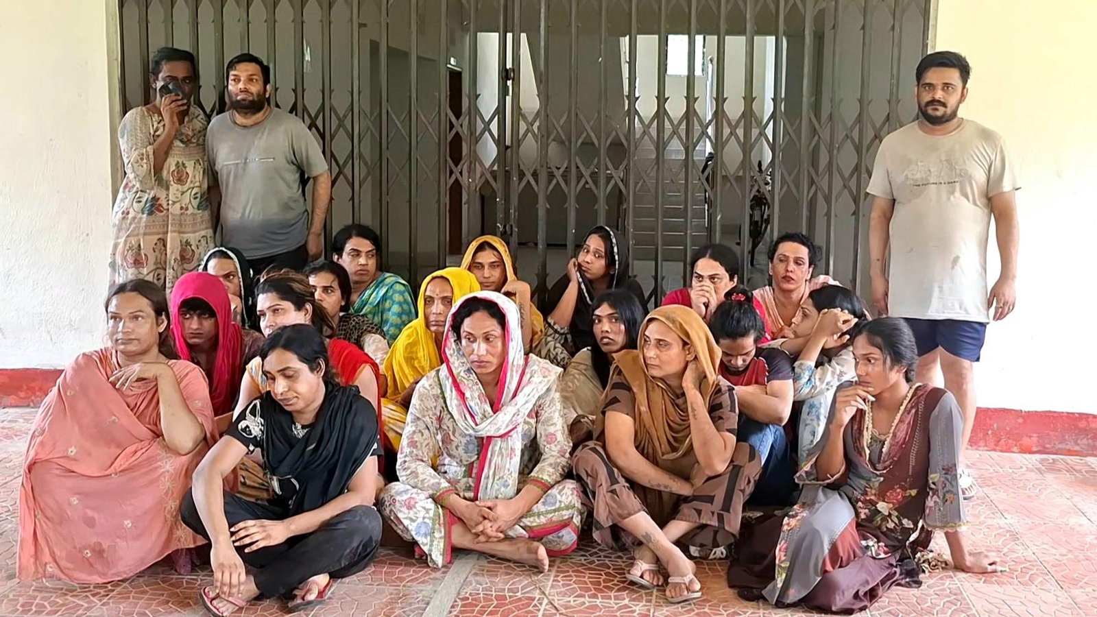 বিএসএফের ঠেলাঠেলি: তৃতীয় লিঙ্গের ১৯ জনসহ ২১ জন বাংলাদেশে ফেরত