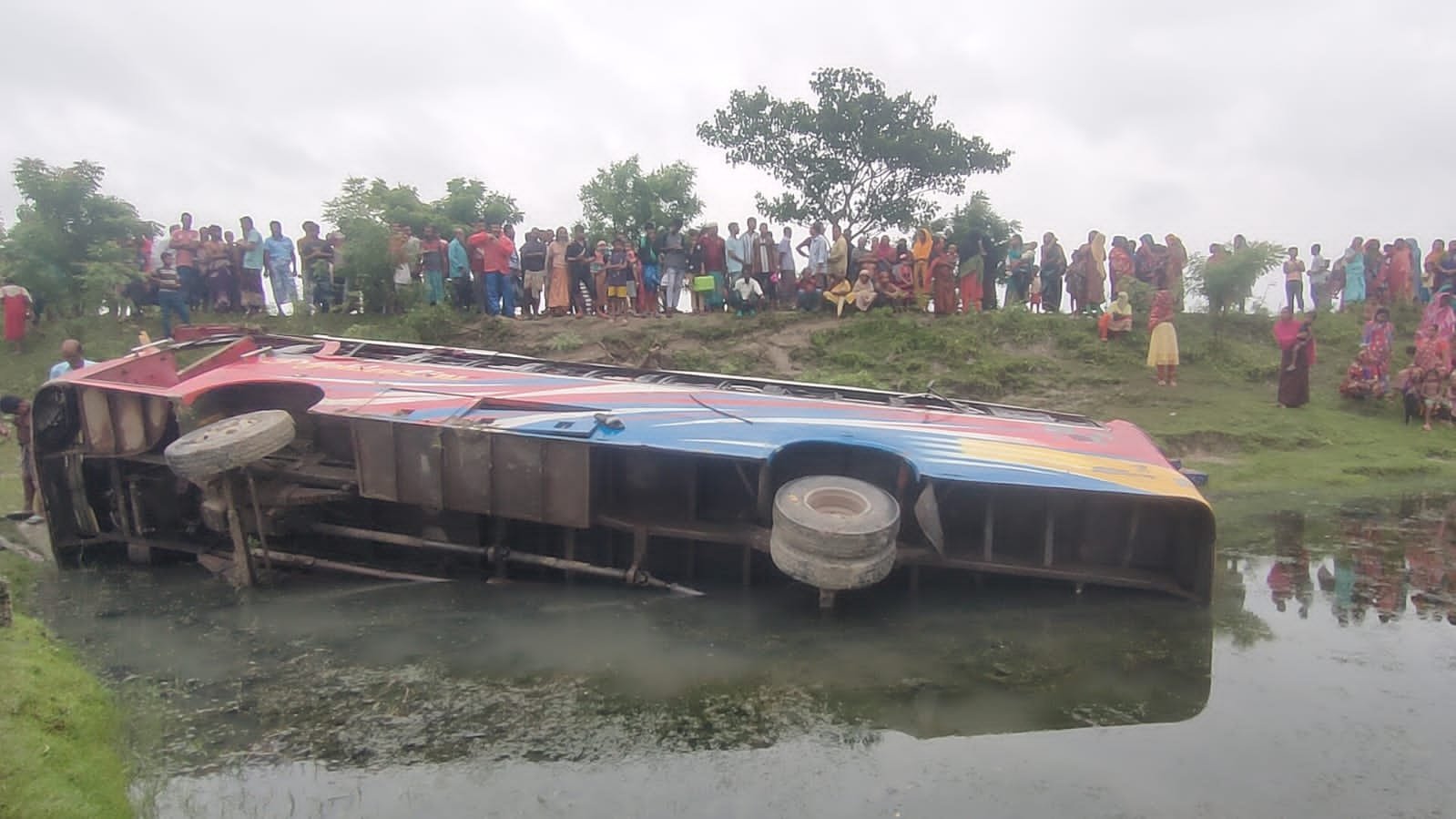 সাতক্ষীরার আশাশুনি বাইপাস সড়কে বাস খাদে পড়ে আহত-১৪
