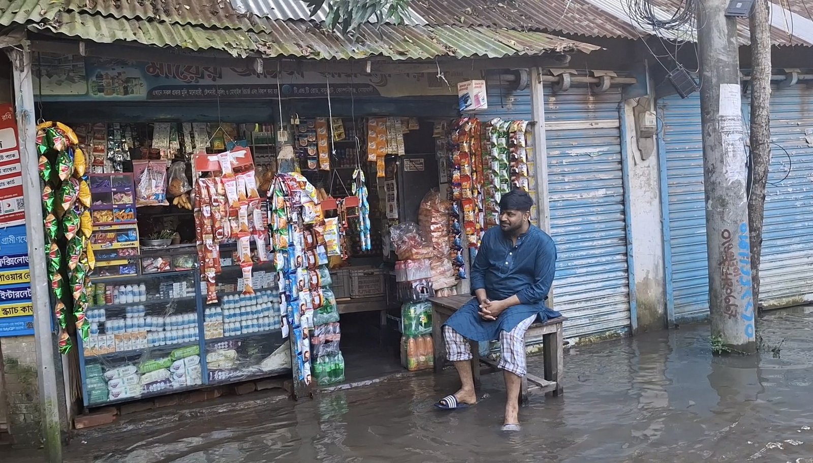 ২ লাখ মানুষ পানিবন্দি, দুভোর্গ ফুরাচ্ছে না