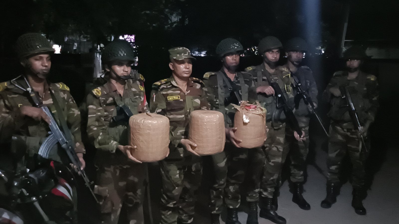কুড়িগ্রামে সেনা অভিযানে ১ মণ গাঁজা ও একটি মোটরসাইকেল উদ্ধার