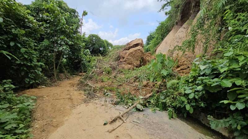 মিরসরাই-ফটিকছড়ি সড়কে ৫ দিন ধরে যোগাযোগ বন্ধ