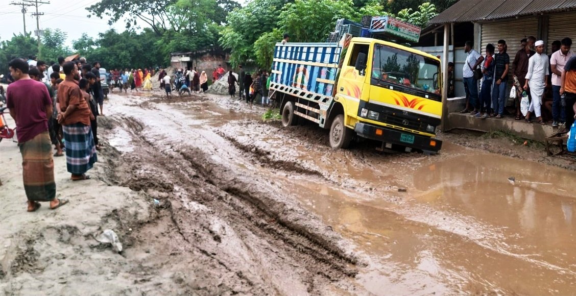 খুলনা-পাইকগাছা প্রধান সড়কের তালা উপশহর সংলগ্নে বেহাল দশা, জনভোগান্তি চরমে