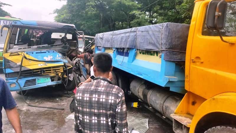 ট্রাকের পেছনে লোকালবাসের ধাক্কায় ১৫ যাত্রী আহত, ৭ জন চমেকে ভর্তি