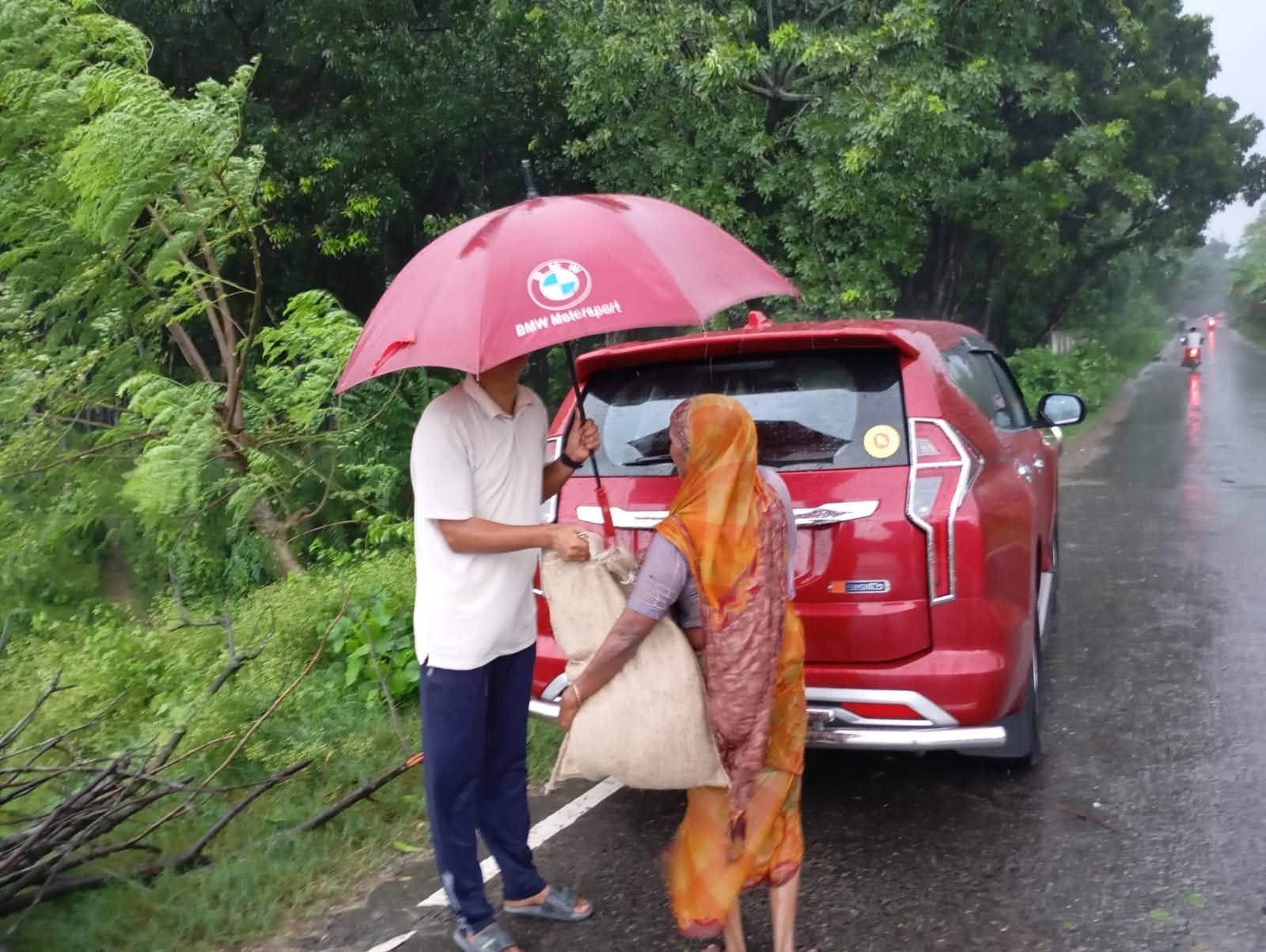 বিরামহীন বর্ষায় ইউএনও'র উদ্যোগ
