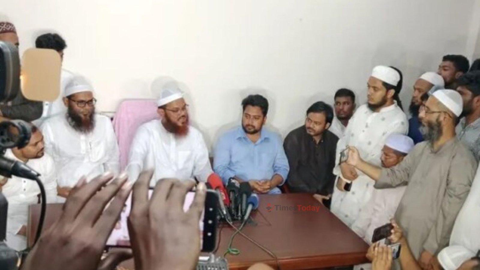 বরিশালে এনসিপির জুলাই পদযাত্রা: চরমোনাই দরবারে কেন্দ্রীয় নেতৃবৃন্দের সফর