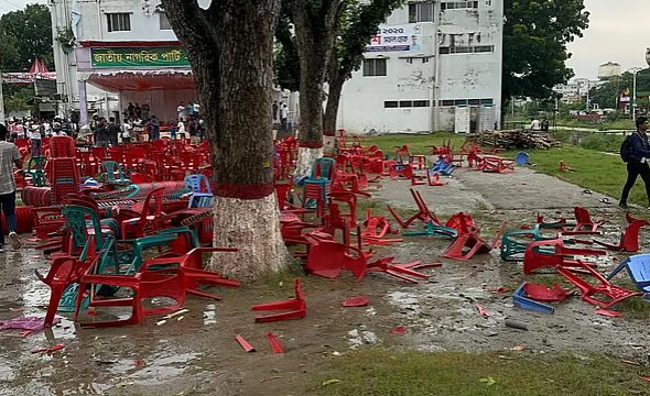গোপালগঞ্জে এনসিপির সমাবেশ মঞ্চে হামলা, পুলিশের গাড়িতে আগুন, ইউএনওর গাড়ি বহরে ভাঙচুর