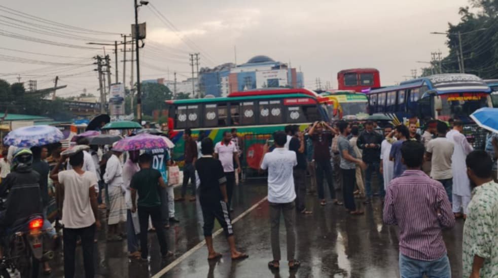 গোপালগঞ্জে এনসিপির নেতৃবৃন্দের উপর হামলার প্রতিবাদে আশুলিয়ায় মহাসড়ক ব্লকেড
