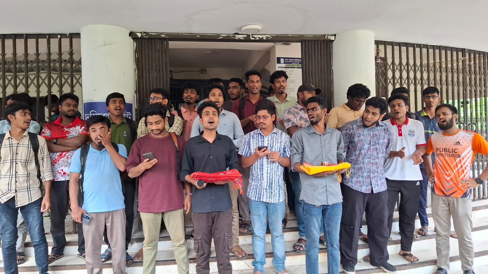 বেরোবি ক্যাম্পাসে রাজনৈতিক কর্মকাণ্ড, ব্যবস্থা না নেয়ায় প্রশাসনকে শাড়ি - চুড়ি প্রদান