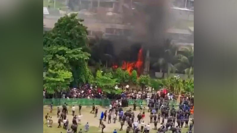 উত্তরায় বাংলাদেশ বিমান বাহিনীর এফ-৭ বিজিআই প্রশিক্ষণ বিমান বিধ্বস্ত