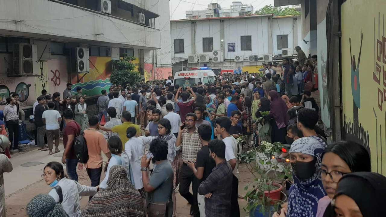 উত্তরায় বিমান বিধ্বস্তের পর মাইলস্টোন স্কুলে আগুন, আতঙ্কে শিক্ষার্থীরা