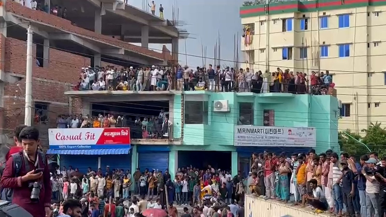 উত্তরায় বিমানবাহিনীর প্রশিক্ষণ বিমান বিধ্বস্ত: নিহত ১৯, আহত ১৬৪