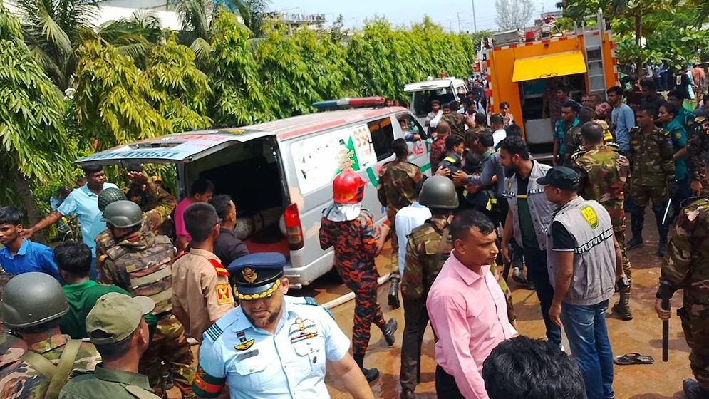 বিধ্বস্ত বিমান নিয়ে প্রত্যক্ষদর্শীদের বর্ণনায় আতঙ্কের চিত্র