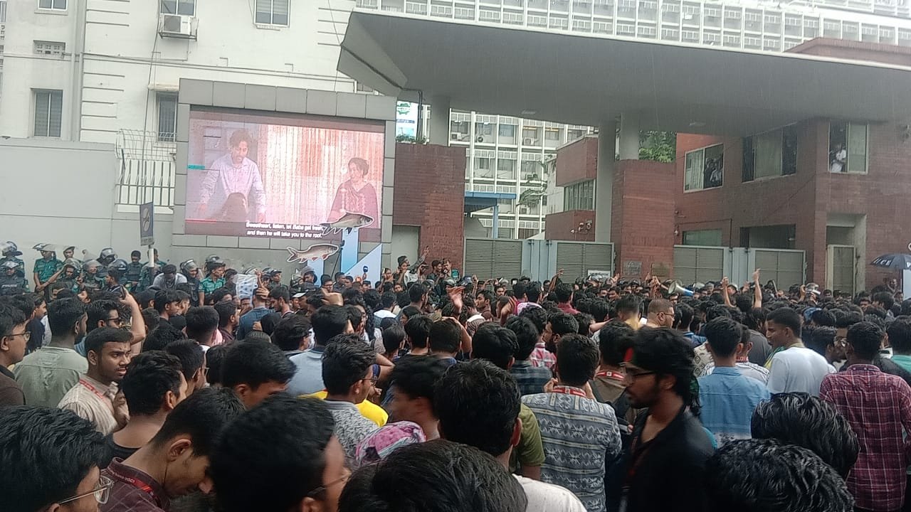 এসএসসি অকৃতকার্য শিক্ষার্থীদের বিক্ষোভ সচিবালয়ের গেট বন্ধ