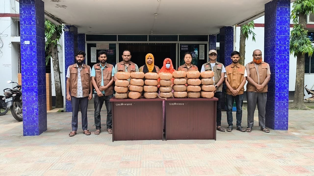জামালপুরে ৭৪ কেজি গাঁজাসহ এক নারী আটক