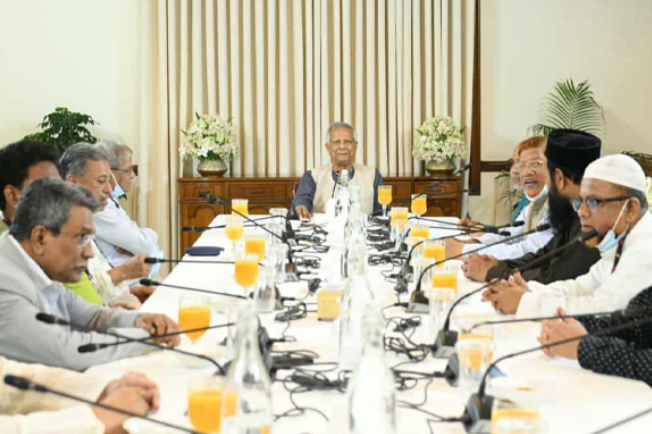 "চার রাজনৈতিক দলের সঙ্গে বৈঠকে ফ্যাসিবাদবিরোধী ঐক্যের ডাক প্রধান উপদেষ্টার"