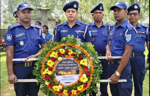 বিমান দুর্ঘটনায় নিহত মাহেরীন চৌধুরীর সমাধিস্থলে নীলফামারী পুলিশ সুপারের শ্রদ্ধাঞ্জলি