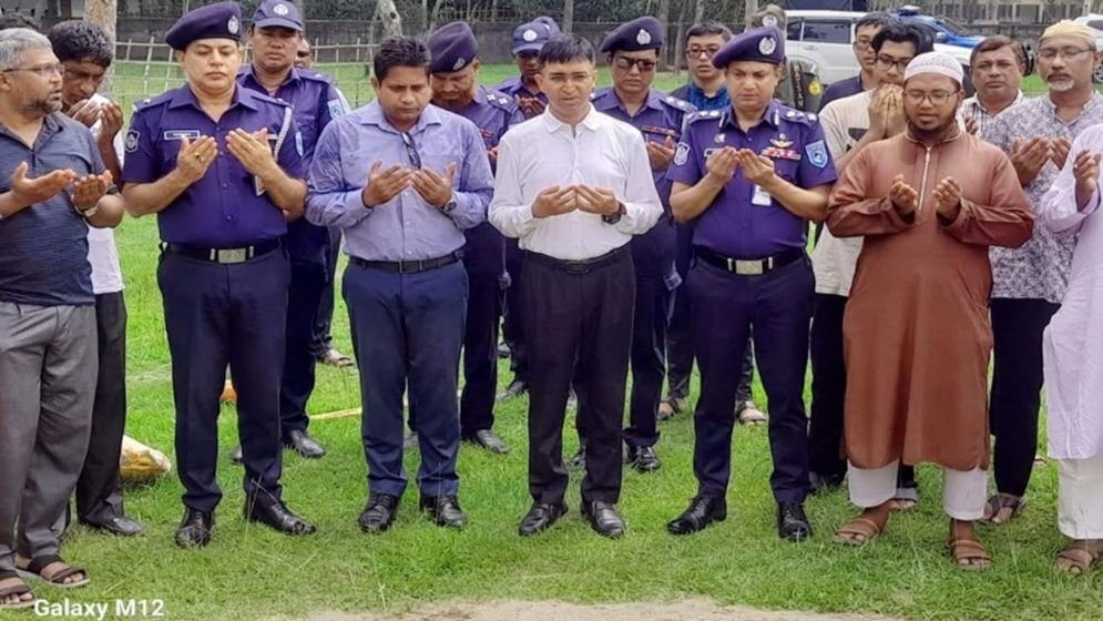 শিক্ষার্থীদের বাঁচাতে প্রাণ হারানো শিক্ষক মাহেরীনকে শ্রদ্ধা জানালেন জেলা প্রশাসক ও পুলিশ সুপার