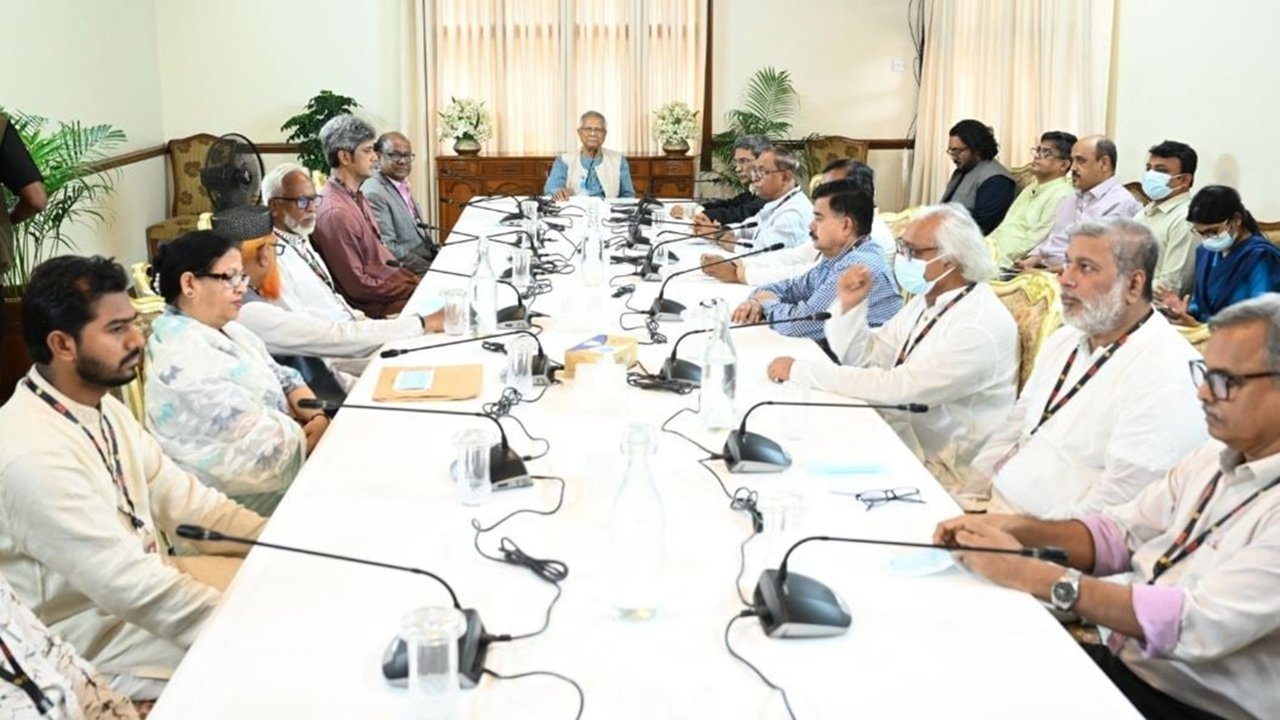 ‘পরাজিত শক্তির ষড়যন্ত্র শুরু, আইনশৃঙ্খলায় কঠোর হতে হবে’— প্রধান উপদেষ্টা