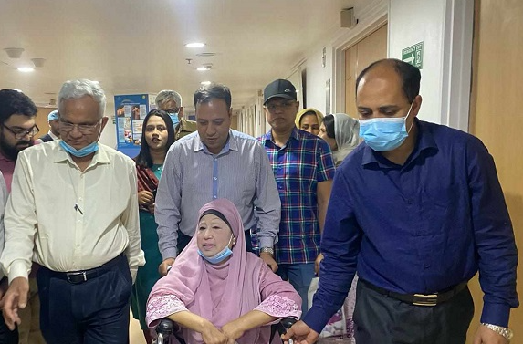 হাসপাতাল থেকে বাসায় ফিরলেন খালেদা জিয়া