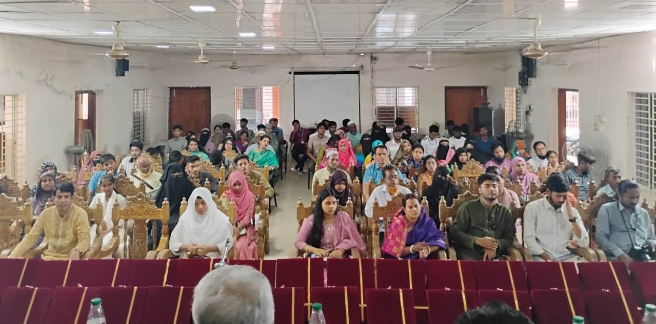 সিরাজদিখানে বিশ্ববিদ্যালয়ের ৩৮ মেধাবী শিক্ষার্থীকে ঝিকুট ফাউন্ডেশনের সংবর্ধনা