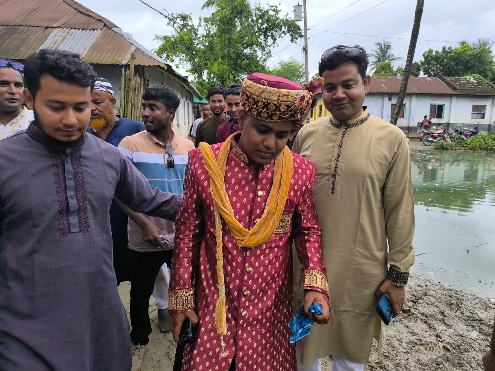 পিতার স্বপ্ন পূরণে হেলিকপ্টারের চড়ে জীবননগরে বিয়ে করতে আসলেন সৌদি প্রবাসী শাকিব!