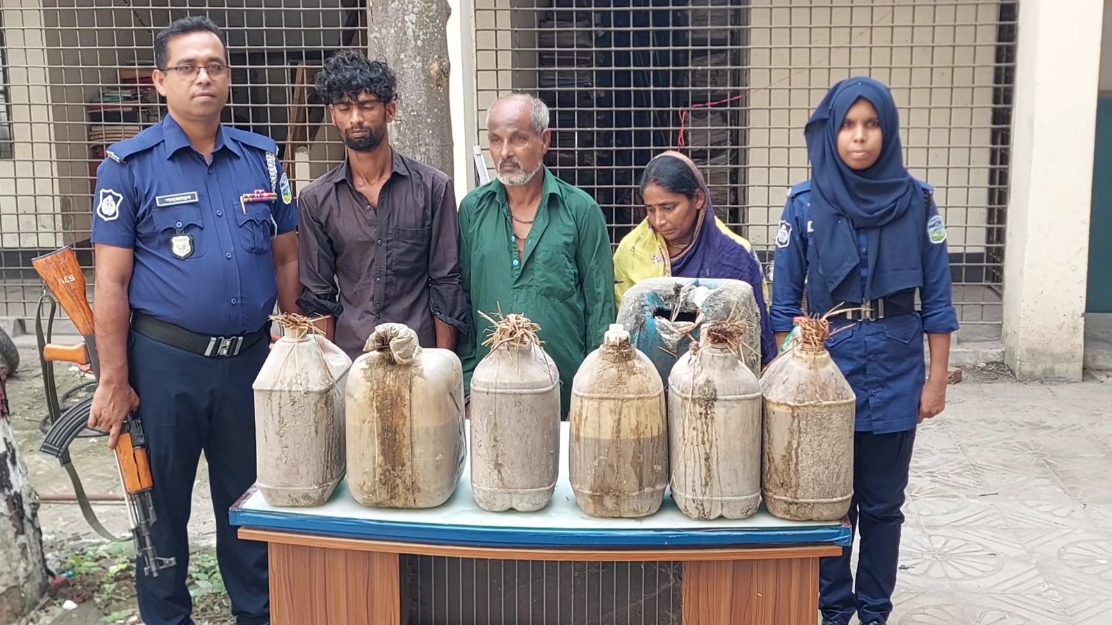 জামালপুরে ৮০ লিটার চোলাই মদ জব্দ, নারীসহ আটক তিন ব্যবসায়ী!