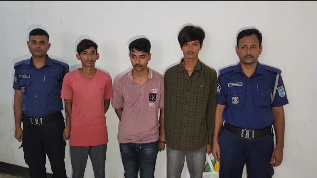 আশুলিয়ায় স্কুলছাত্রীকে দোকানে ডেকে শারীরিক নির্যাতন, গ্রেফতার ৩