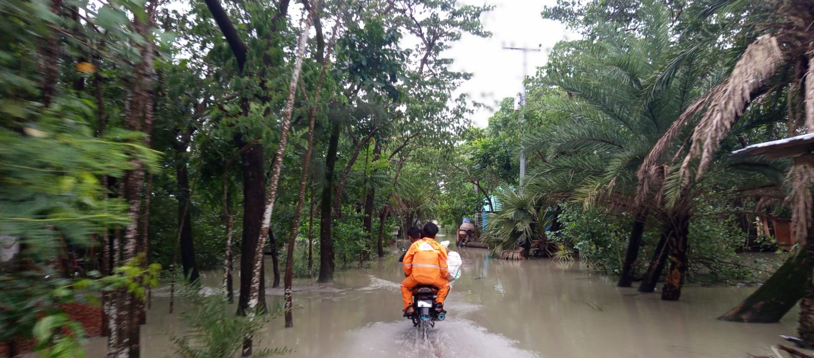 নোয়াখালীতে বাঁধ ভেঙে উপকূলের মানুষের জনজীবন বিপর্যস্ত