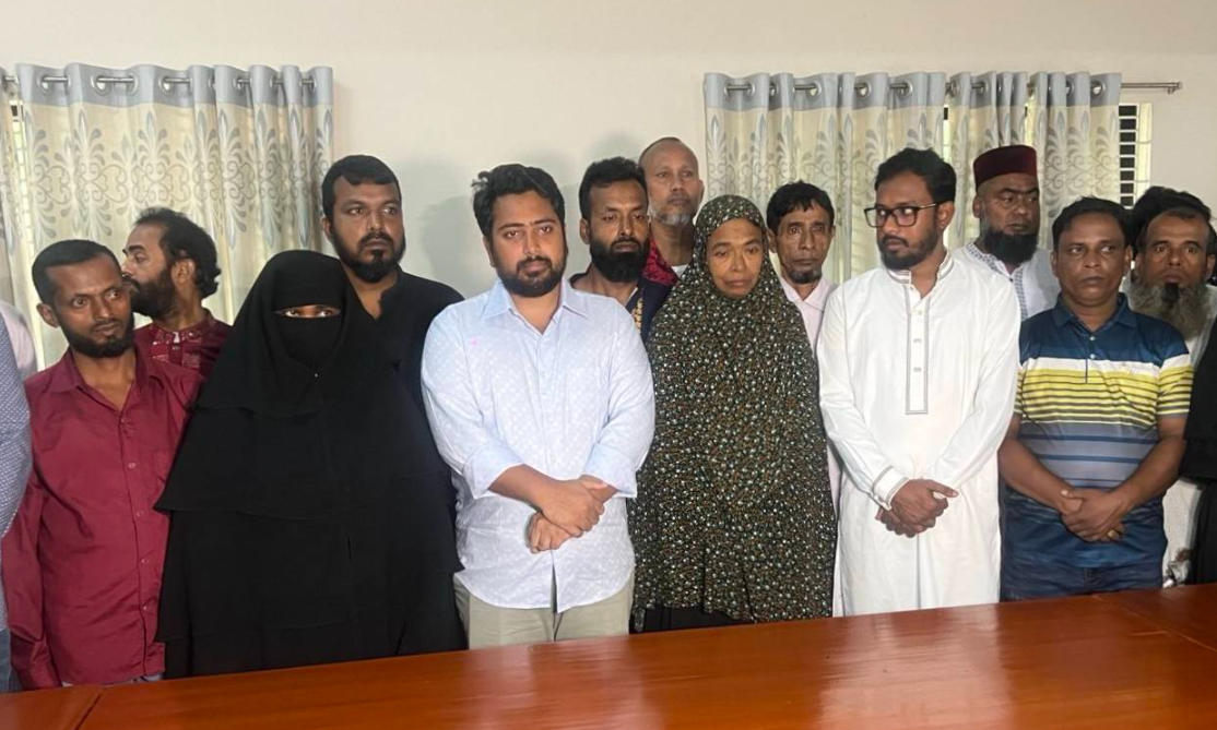 “সে মায়ে রাখবো মনে, যে ছুঁইছে পোলার লাশ” — শহীদ পরিবারের সঙ্গে নাহিদ ইসলামের সাক্ষাৎ