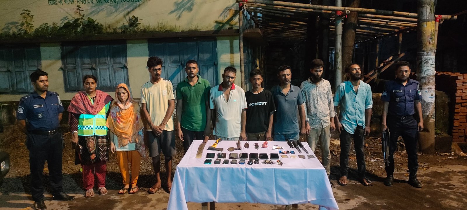 বাগেরহাটে সেনাবাহিনীর অভিযানে অস্ত্র ও মাদকসহ আটক ৮